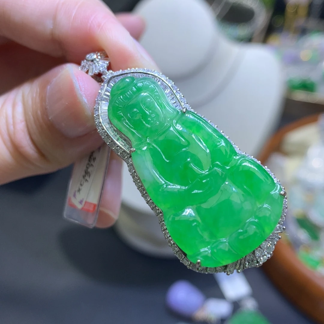 颈饰18K金镶嵌翡翠