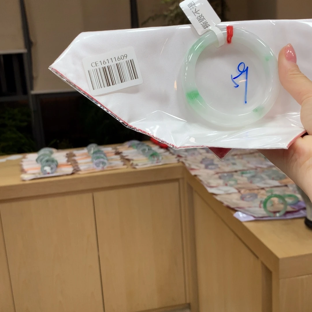 翡翠手镯未镶嵌不退不换