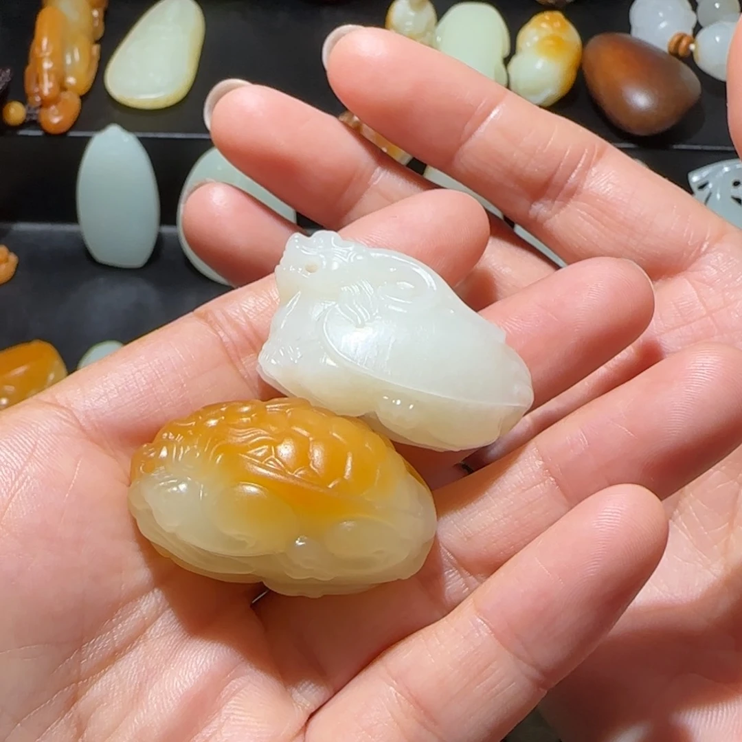 绍***堂和田玉未镶嵌颈饰