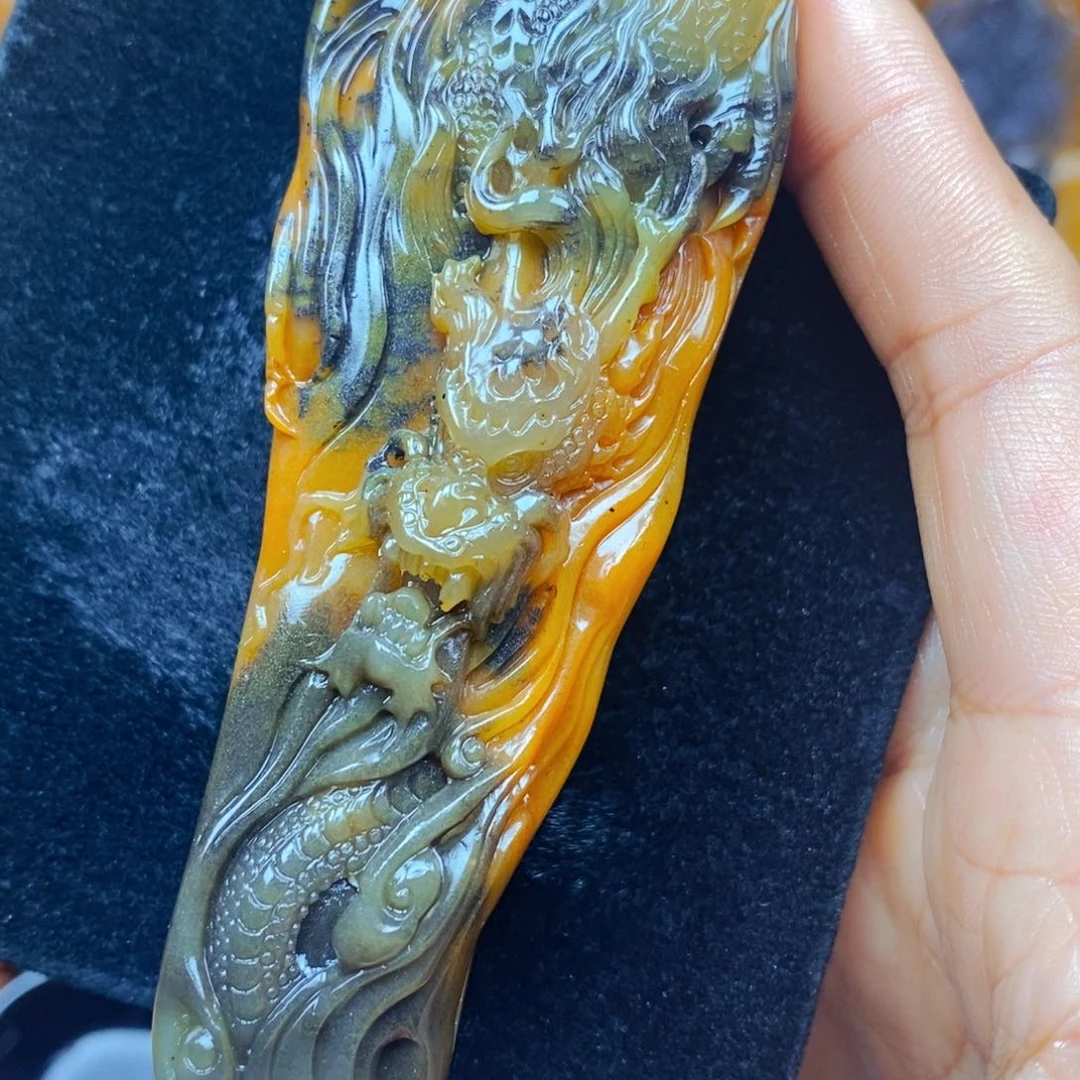 未镶嵌石英质玉（黄龙玉）颈饰