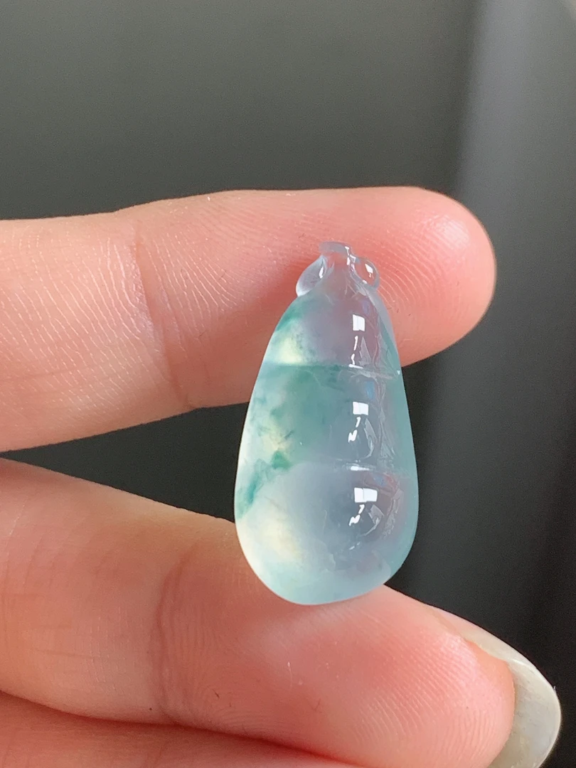 天然缅甸翡翠A货老坑冰种起光饱满豆子吊坠，尺寸23.3*12.1*8