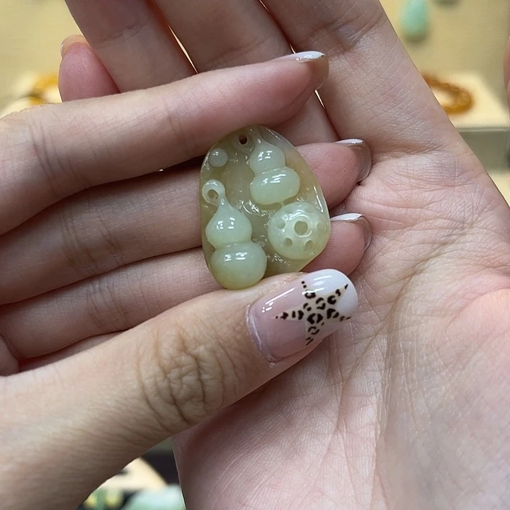 用***3未镶嵌蛇纹石玉颈饰