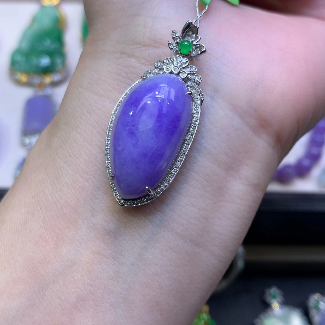 莉****翡翠18K金镶嵌颈饰