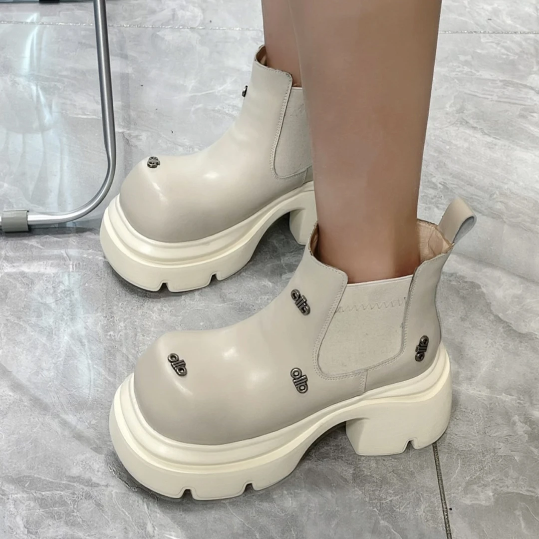 新款时尚百搭厚底英伦风新款秋季圆头短筒春秋套筒马丁靴烟筒靴