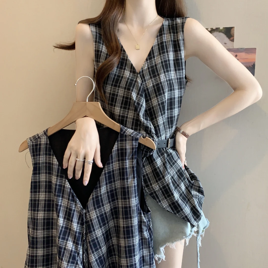 大码女装设计感无袖格子衬衫女夏新款洋气V领显瘦马甲上衣女