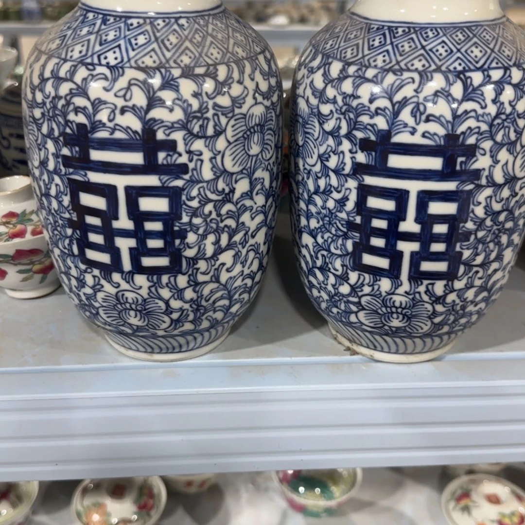 瓷片瓷器上用白泥雕刻图案并