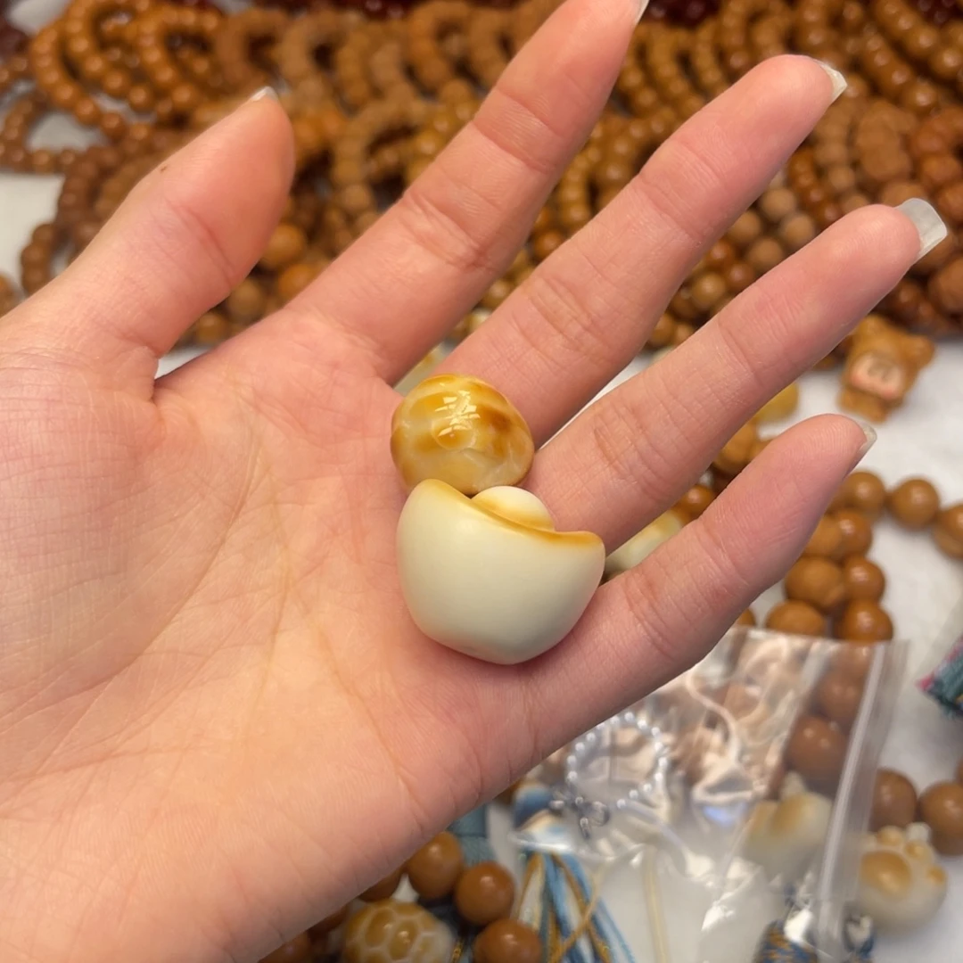 小***宇配饰富甲和元宝各一个