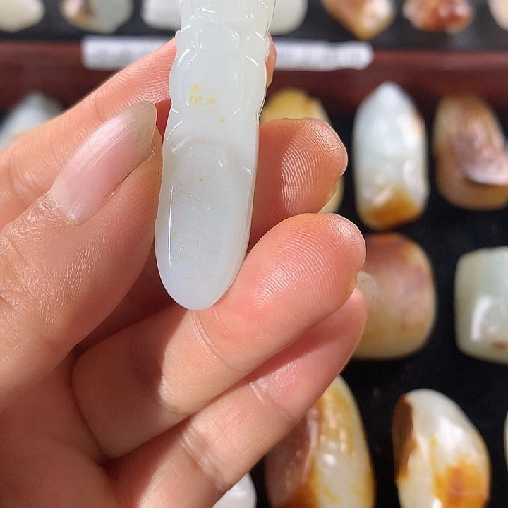 拙***山和田玉未镶嵌颈饰金钢守护