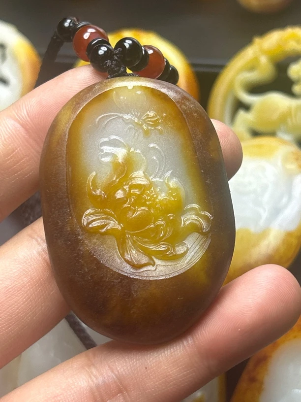 和田玉花开富贵吊坠