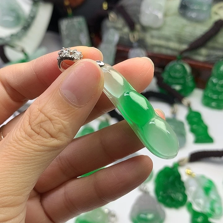 翡翠未镶嵌吊坠(赠链)