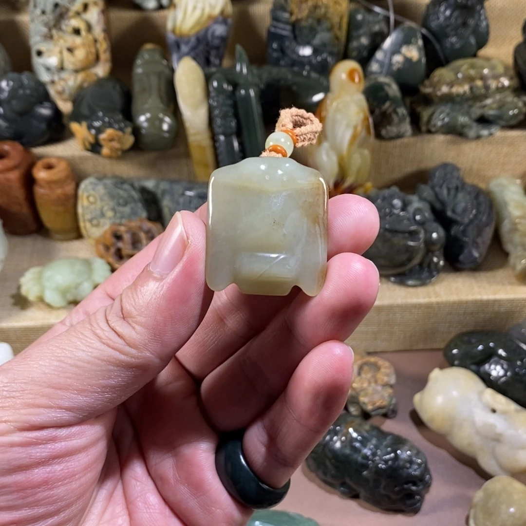 未镶嵌透闪石质玉挂件