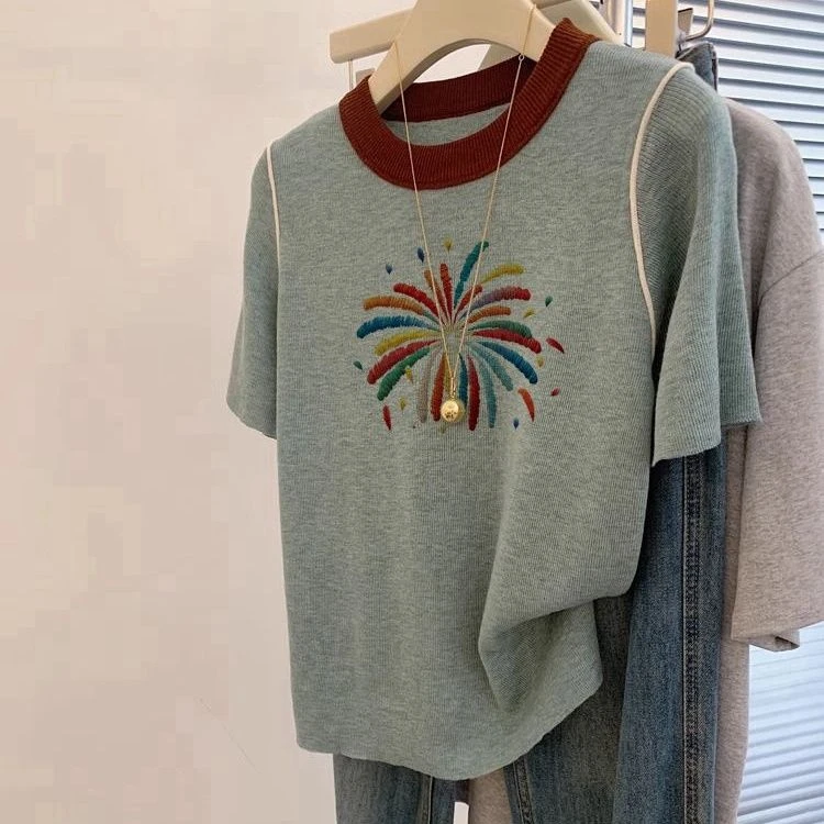 今年流行漂亮小衫正肩烟花冰丝短袖T恤女夏季宽松大码超好看上衣