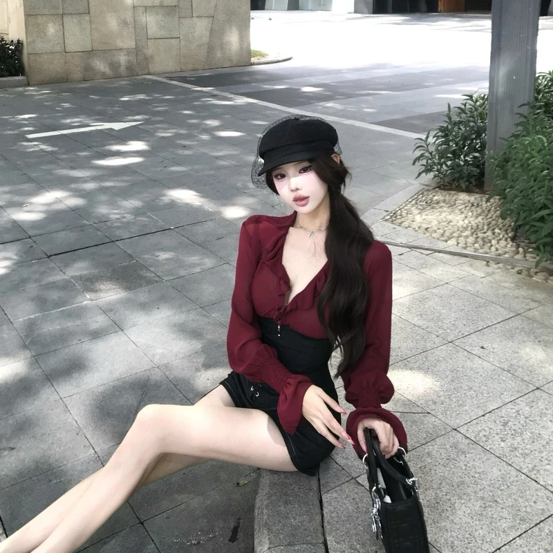 秋季流行风格V领荷叶边撞色拼接收腰灯笼袖上衣绑带包臀短裤套装