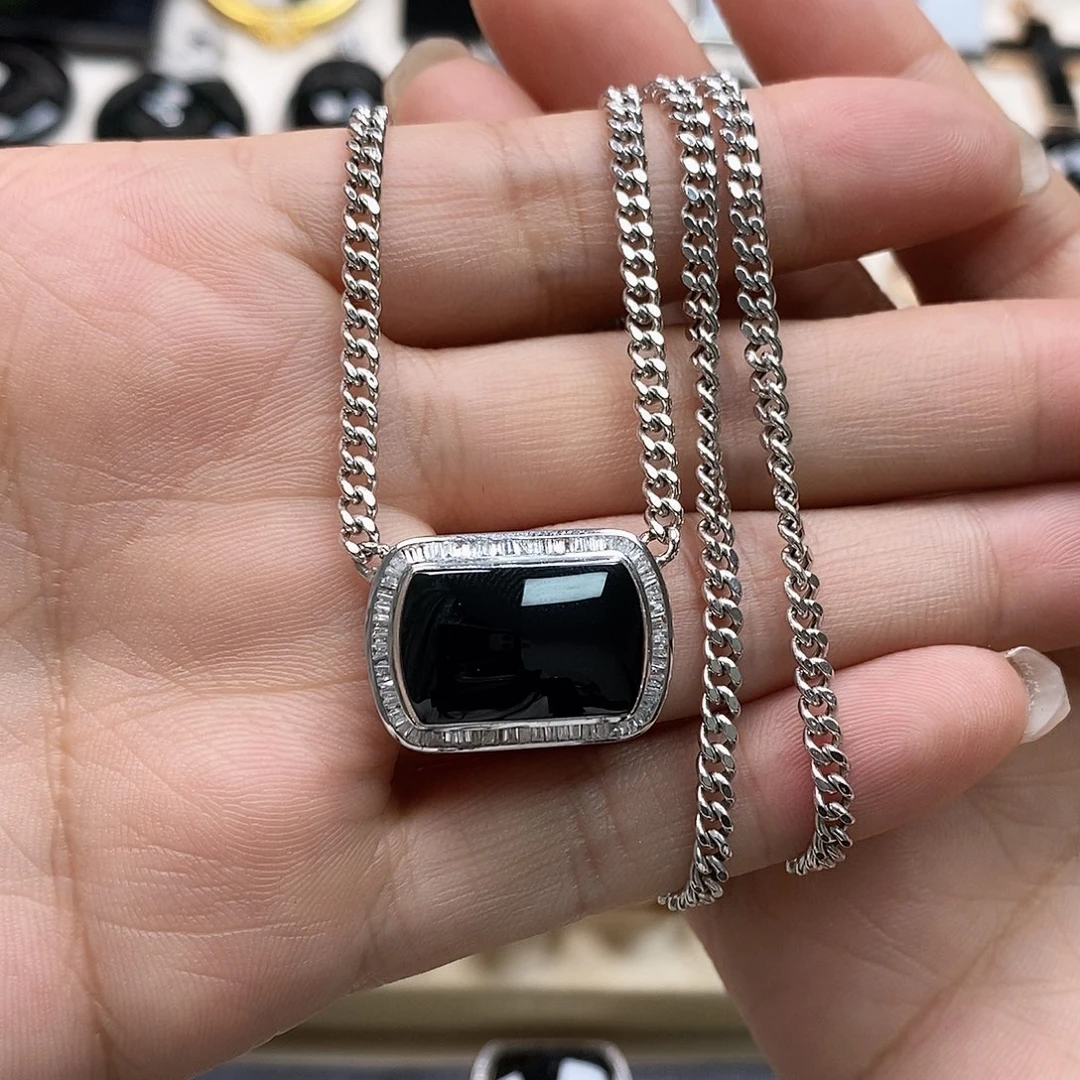 18K金镶嵌翡翠耳饰