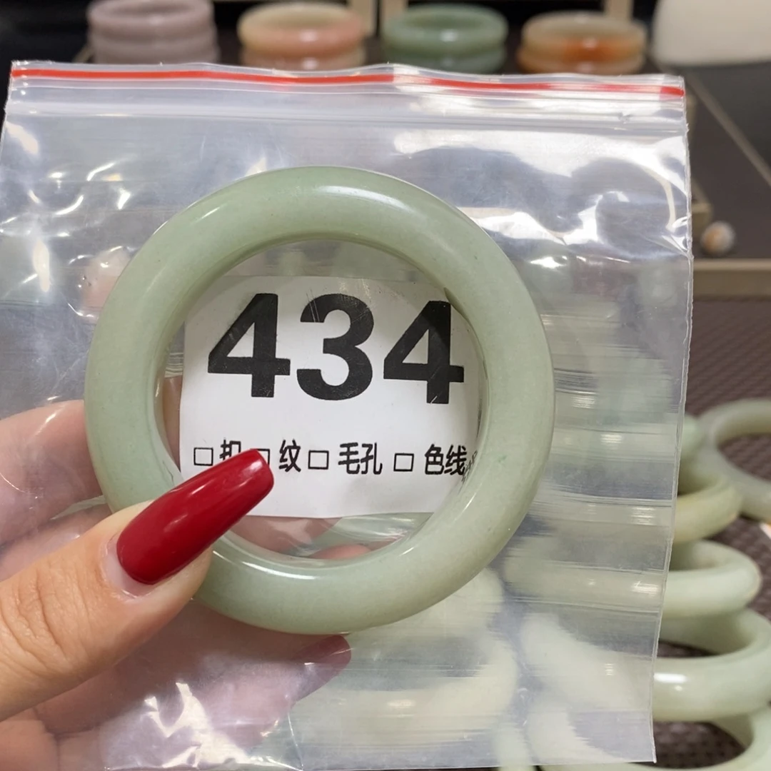 石英质玉手镯未镶嵌木*?