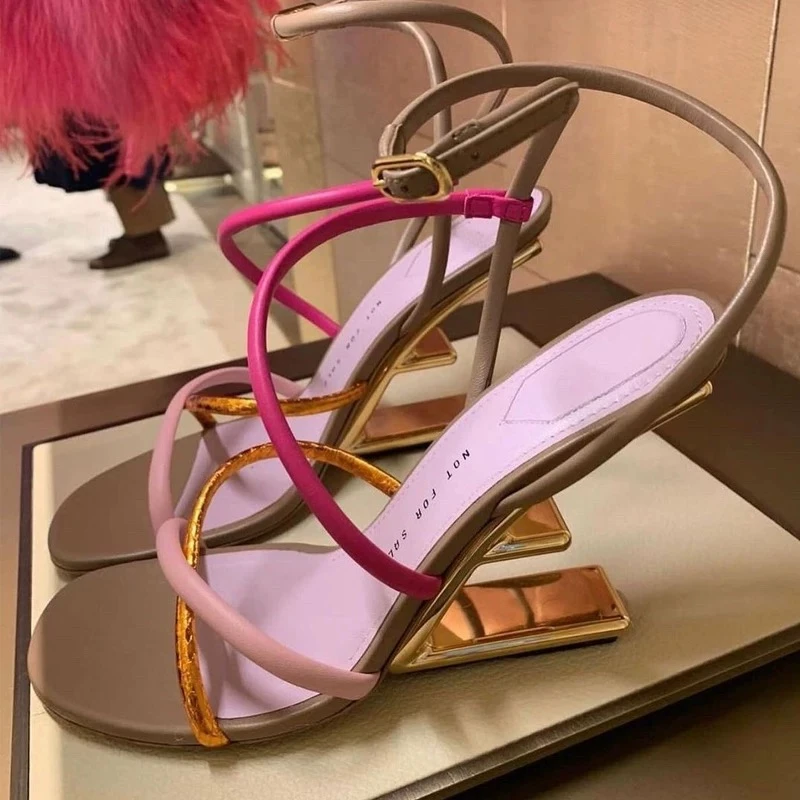 【希奥】2025新款名媛时尚时装系扣带彩色拼色镂空坡跟女士凉鞋