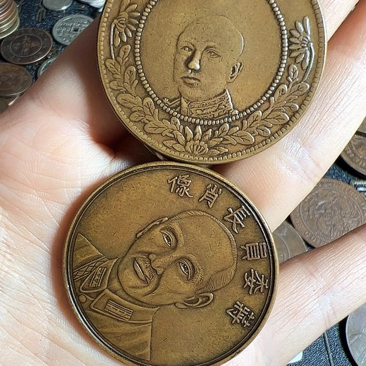 汉*?两个铜币工艺品摆件