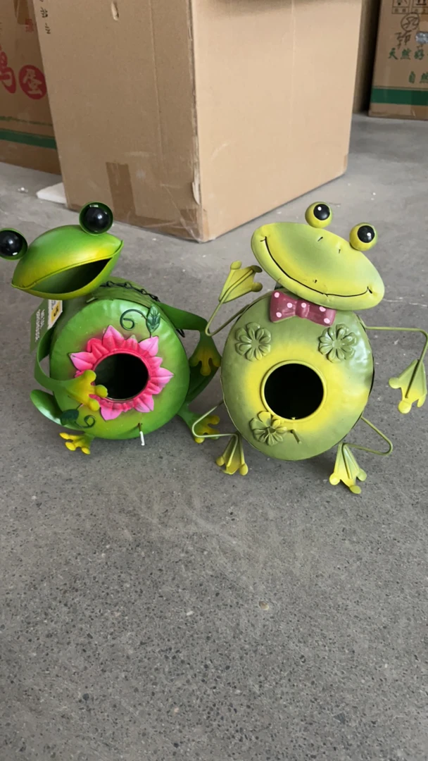 两个青蛙喂鸟器摆件