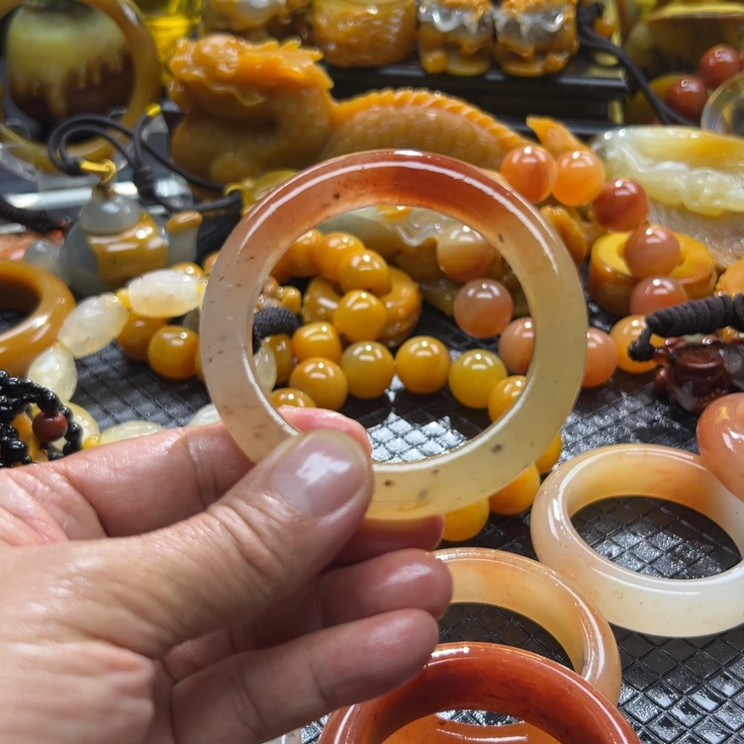 石英质玉未镶嵌颈饰