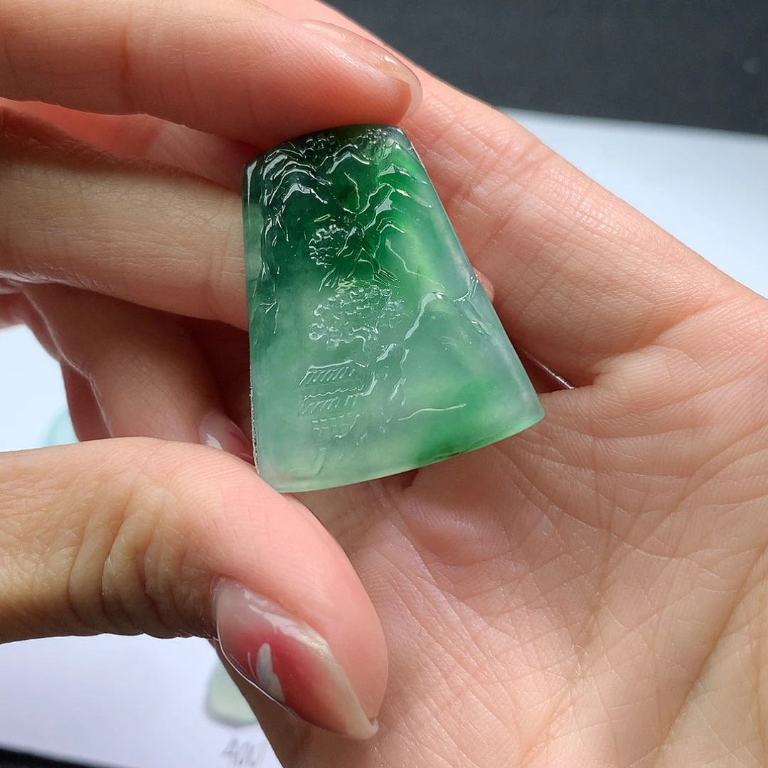 翡翠裸石翡翠山水牌