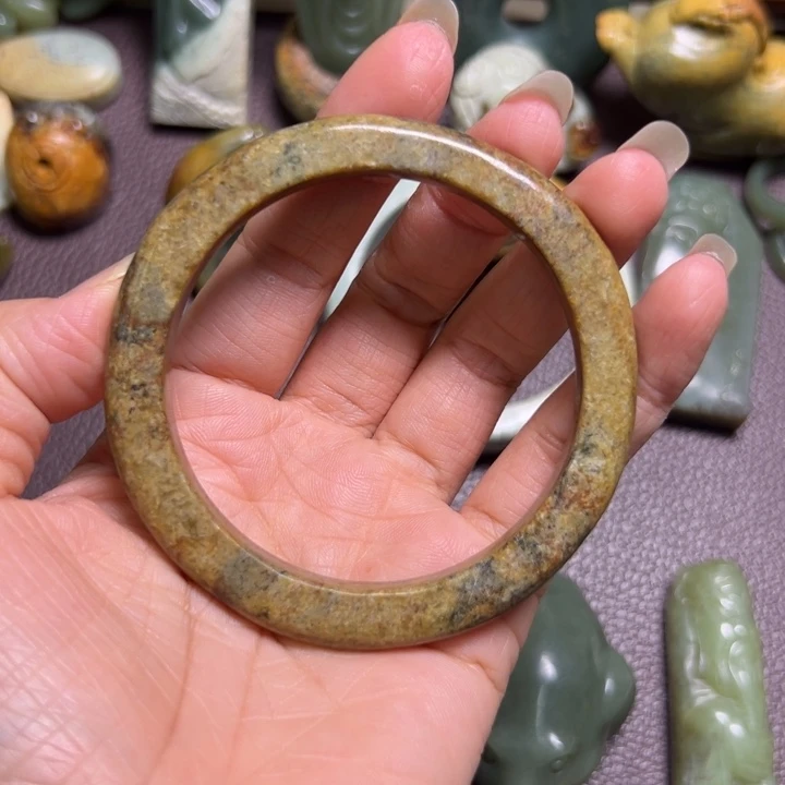 兜***钱岫岩河磨玉（透闪石质玉）未镶嵌颈饰