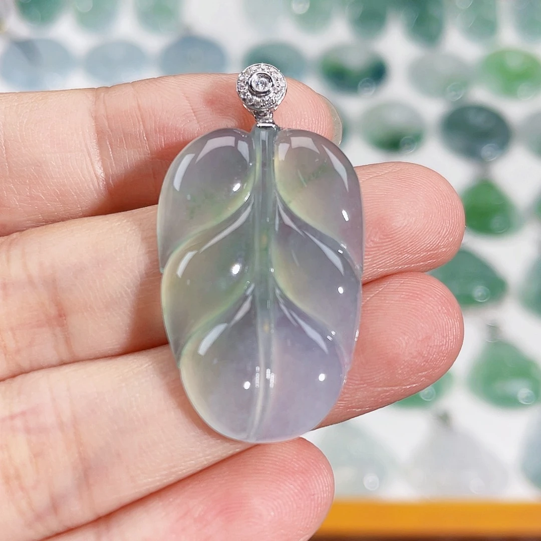 颈饰18K金镶嵌翡翠吊坠