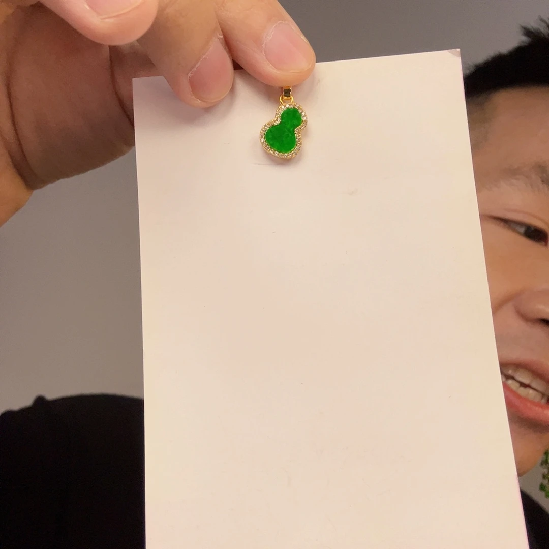 翡翠未镶嵌颈饰一件