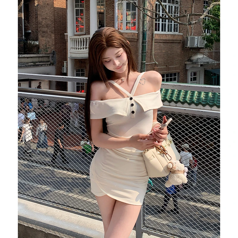 纯欲性感挂脖翻领一字肩女春秋季别致包臀连衣裙