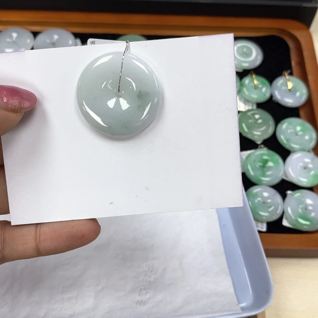 翡翠颈饰未镶嵌平安扣