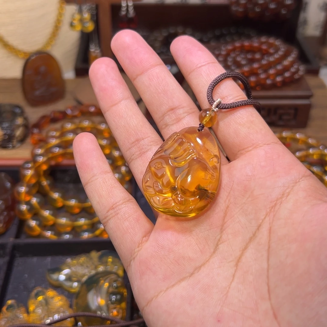 琥珀未镶嵌颈饰兔子