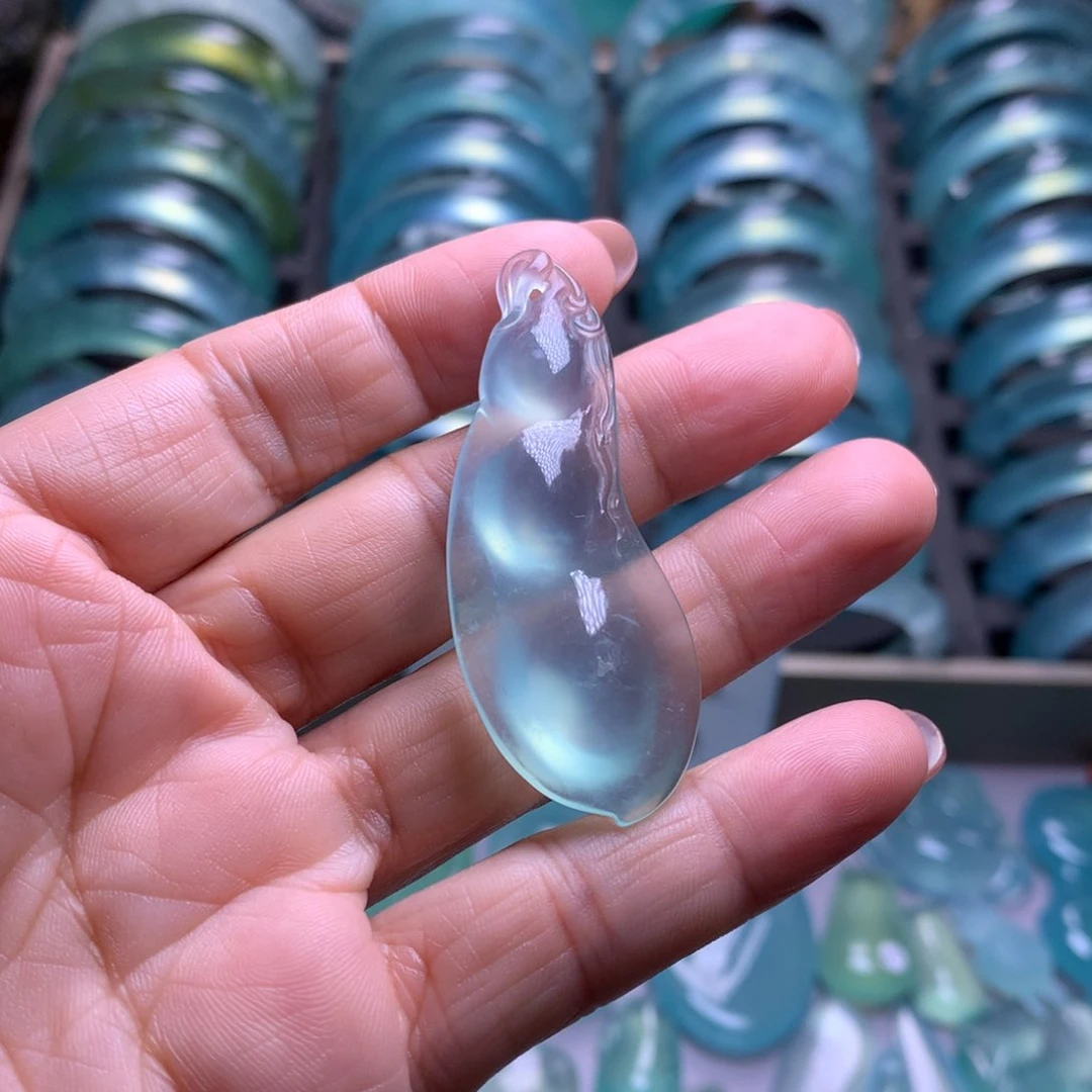 未镶嵌蛇纹石玉吊坠