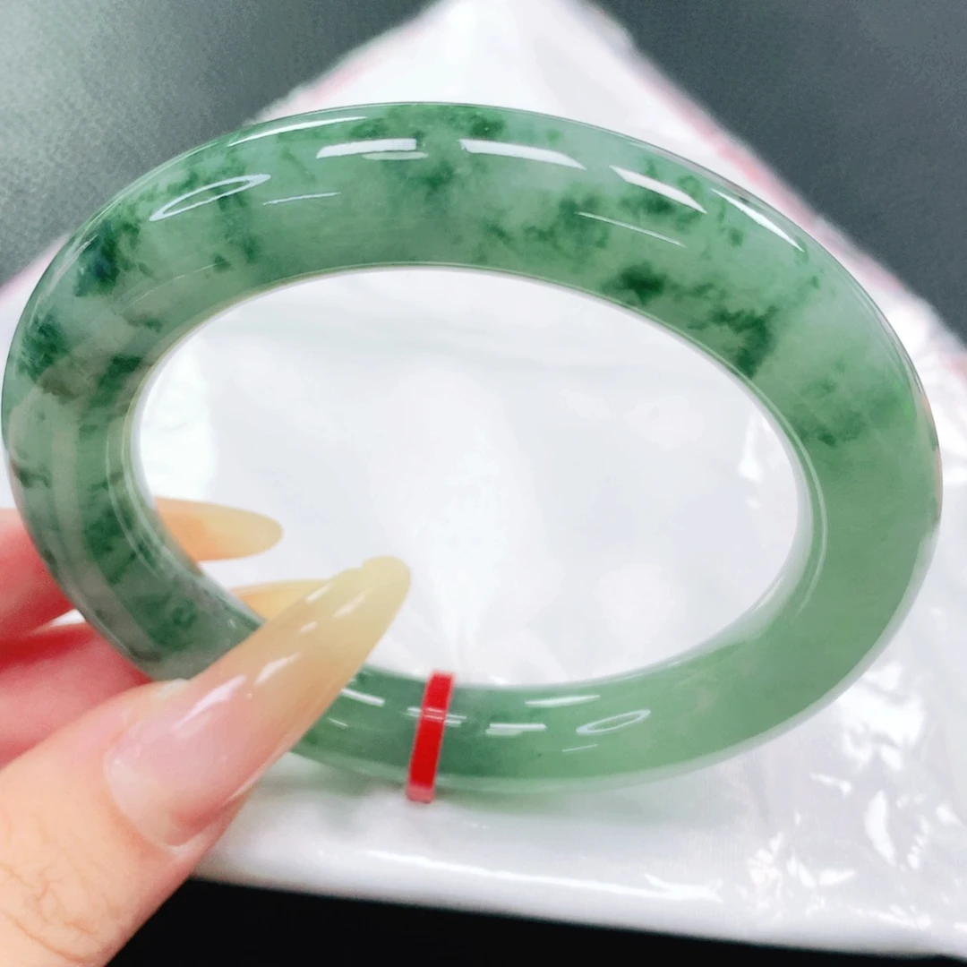 翡翠手镯未镶嵌54。