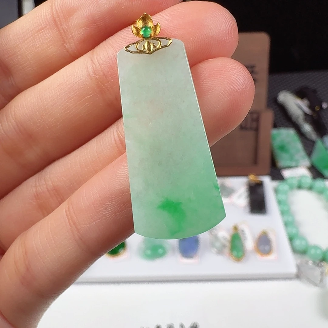 翡翠18K金镶嵌颈饰