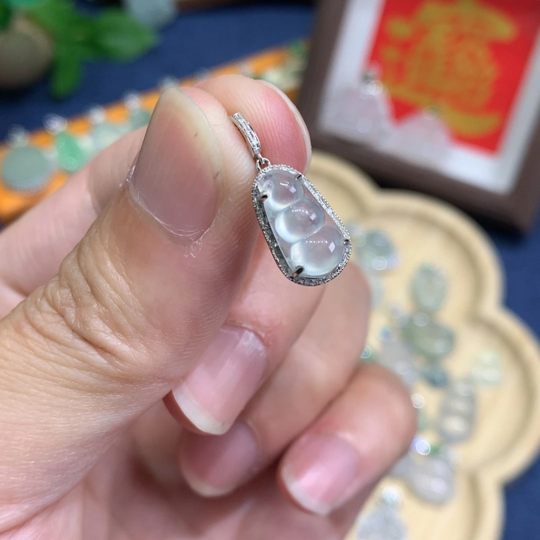 翡翠18K金镶嵌颈饰豆子