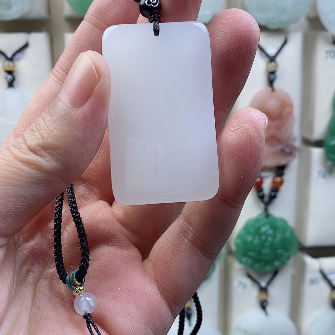 颈饰未镶嵌石英质玉（金丝玉）