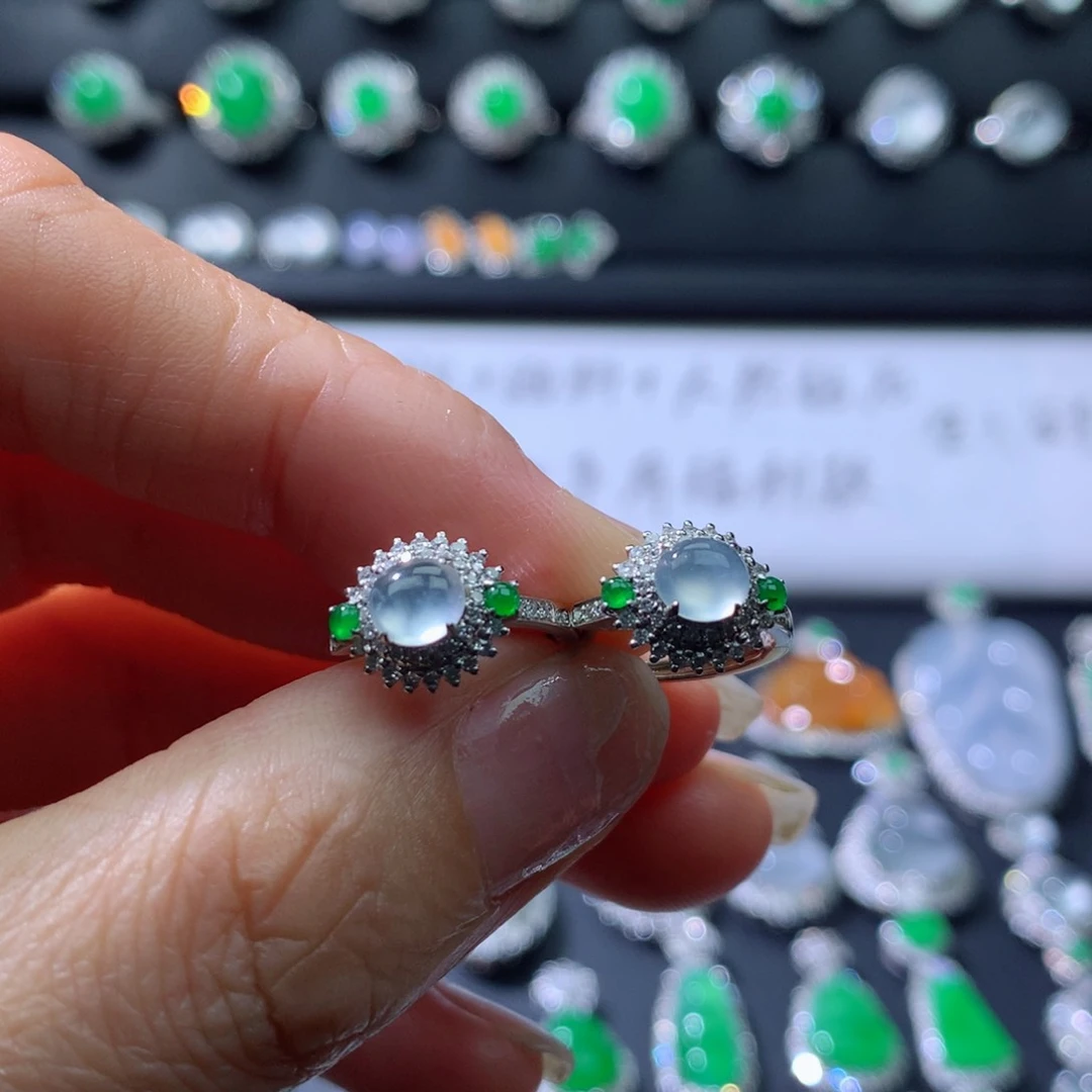 18K金镶嵌翡翠耳饰伴钻