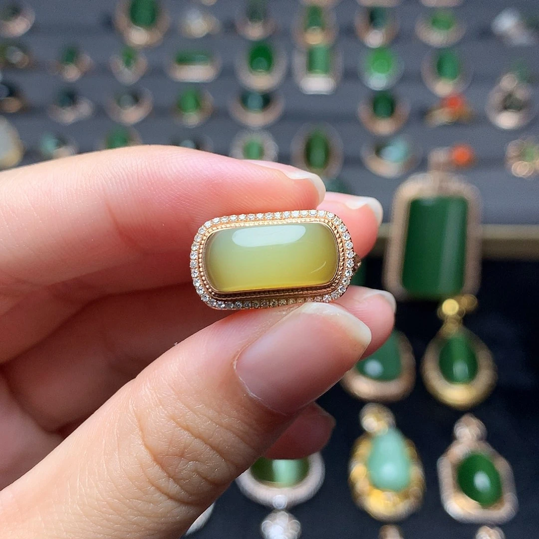 和田玉戒指18K金镶嵌