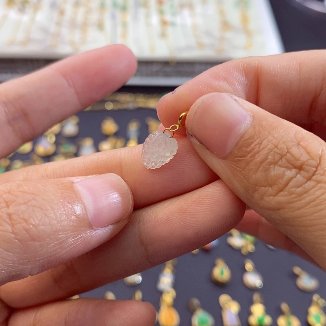 金***！翡翠18K金镶嵌颈饰翡翠