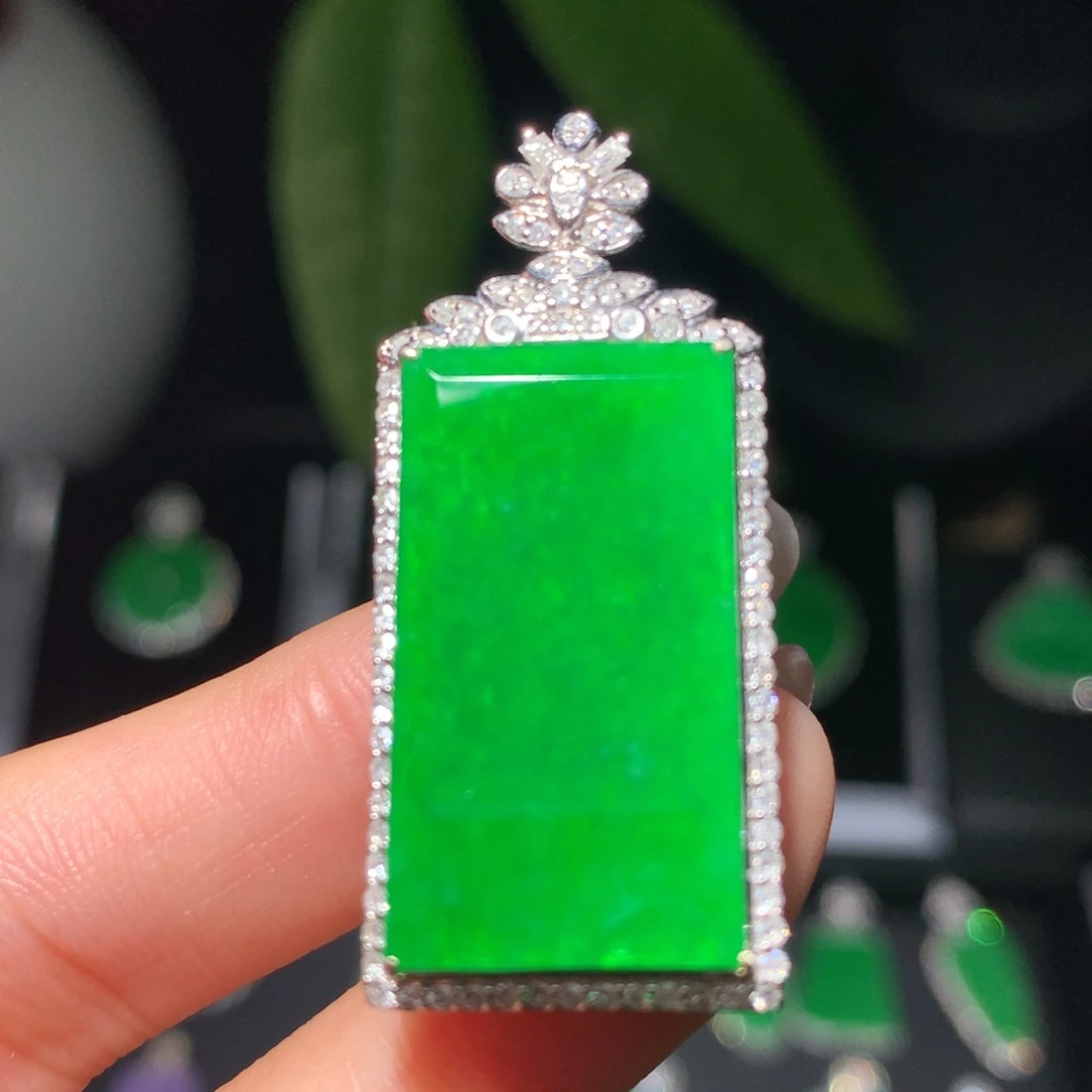 翡翠颈饰18K金镶嵌翡翠