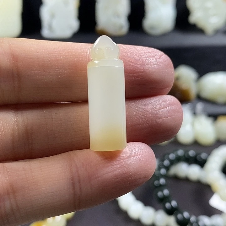 和田玉未镶嵌颈饰香水瓶