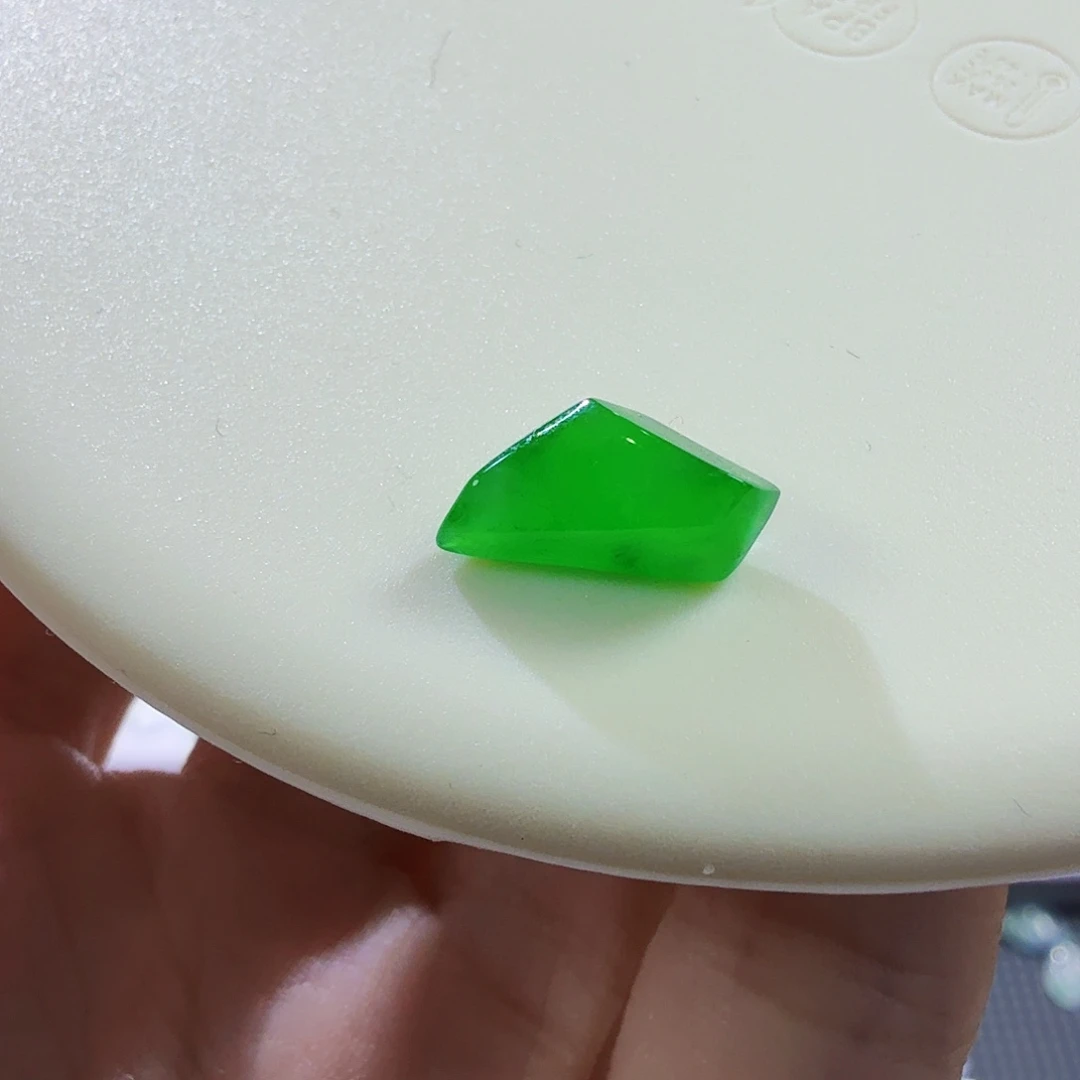 翡翠未镶嵌颈饰随行