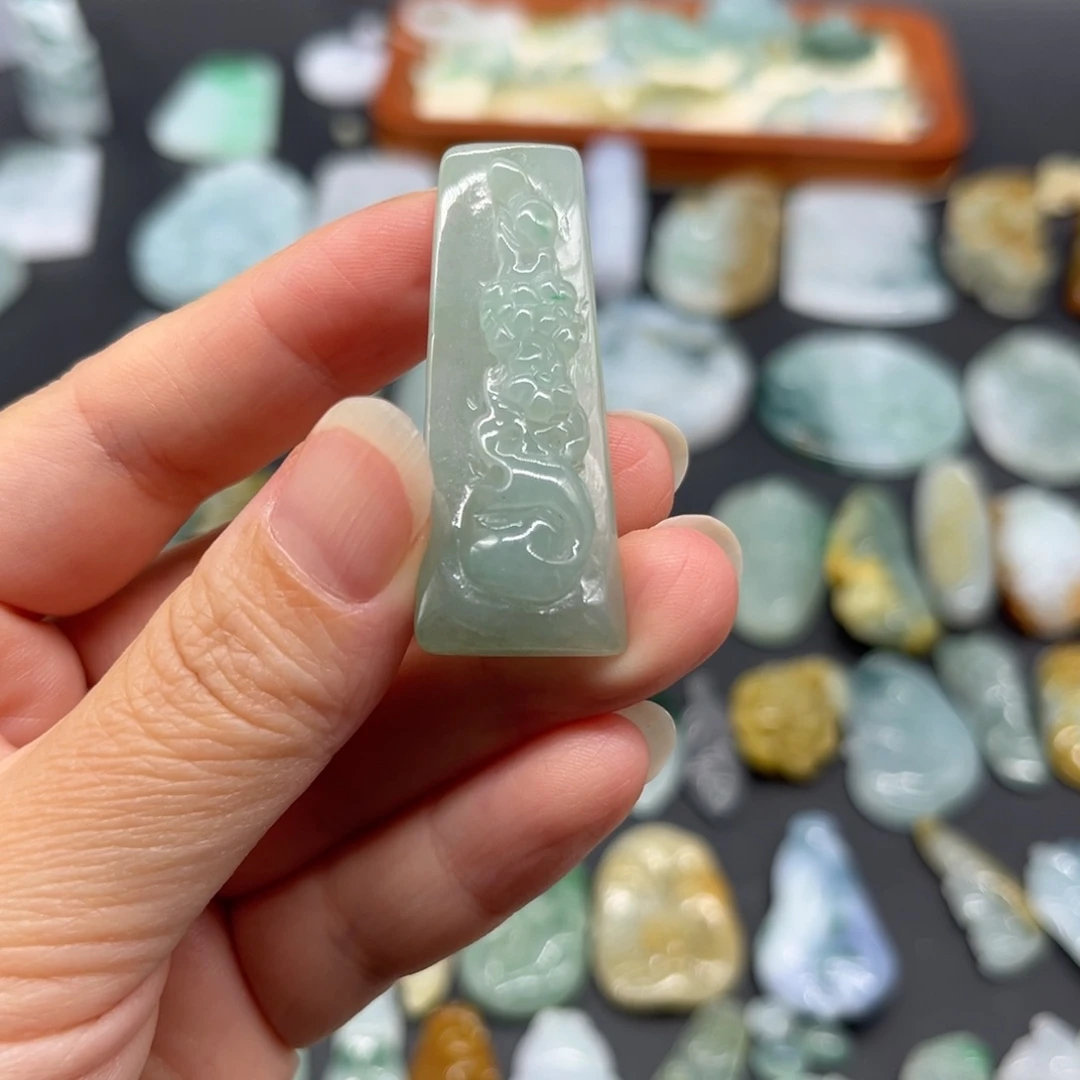 翡翠未镶嵌颈饰梅花
