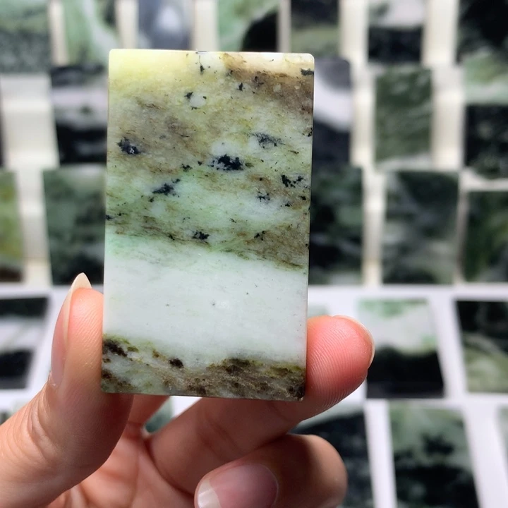 独山玉颈饰未镶嵌