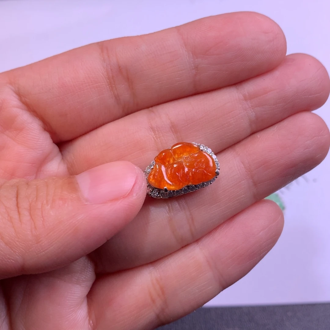 翡翠未镶嵌颈饰仙子