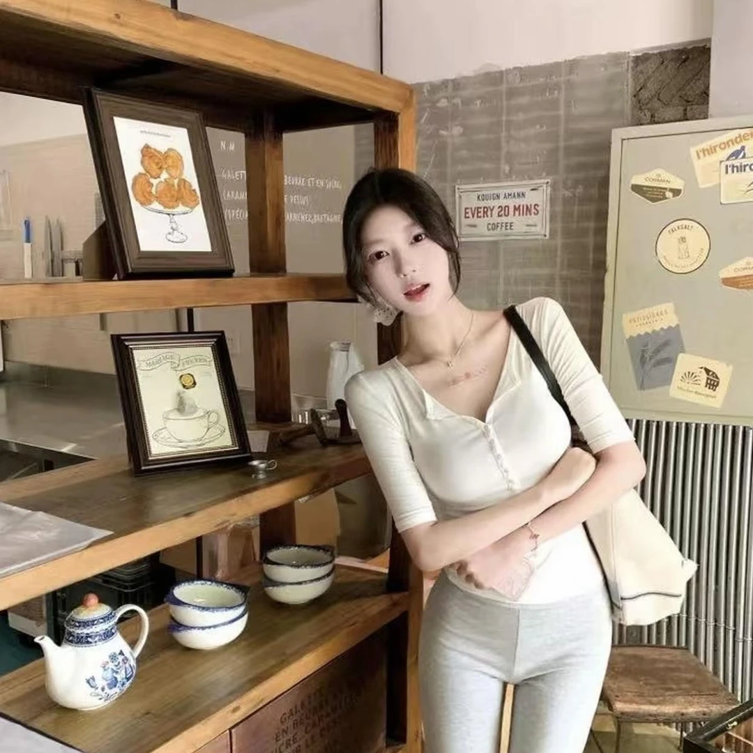 2025夏季新款纯欲修身收腰显瘦中袖T恤女纽扣辣妹V领上衣打底衫