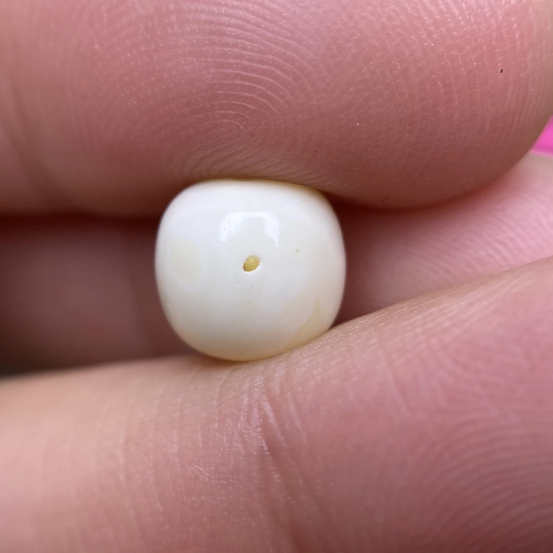 蜜蜡小白蜡老型8.6×7.9mm，有个小坑眼，图一介意勿拍，亏本出不退