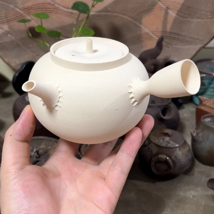 瓷片白泥。        侧把