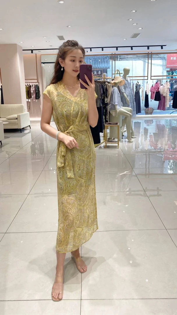 25218656【高斯雪岚】新款时尚百搭V领碎花显瘦连衣裙