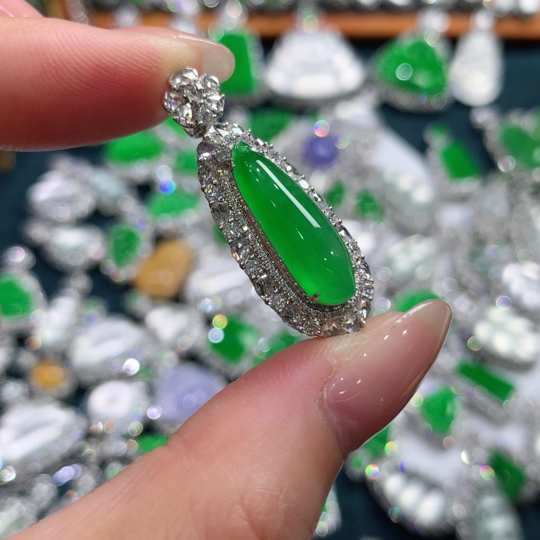 颈饰18K金镶嵌翡翠福瓜