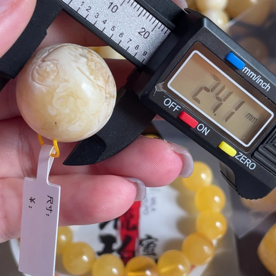 未镶嵌琥珀裸石微瑕205